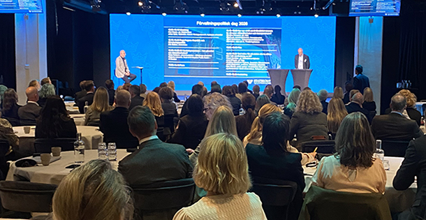 Bild på scenen och publiken från Förvaltningspolitisk dag.