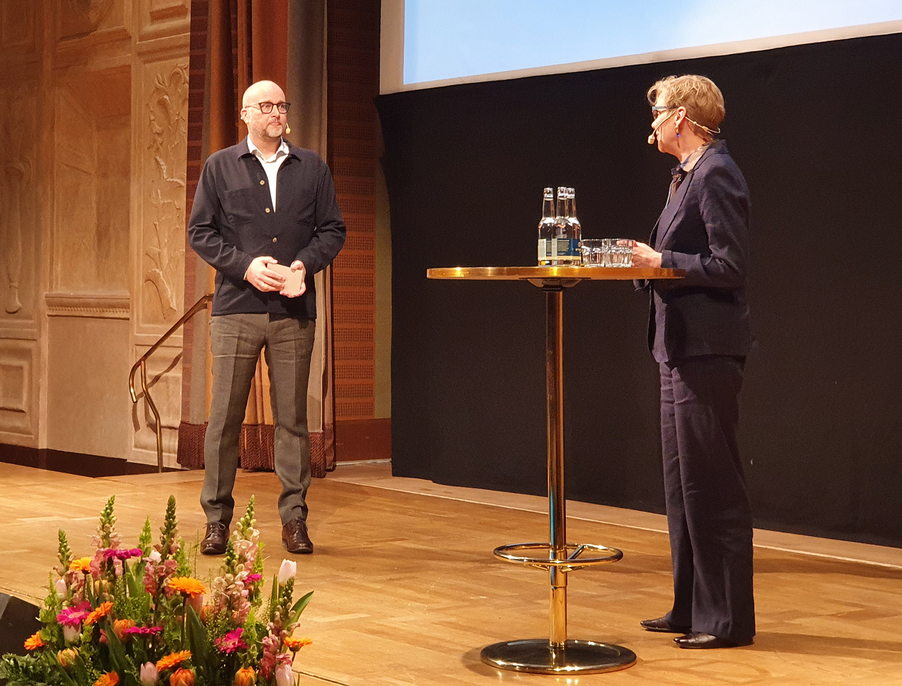 Foto: Dagens moderator, Johan Quist, forskare vid Centrum för tjänsteforskning och Annelie Roswall Ljunggren, generaldirektör, Statskontoret.