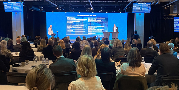 Scen och publik på Förvaltningspolitisk dag.