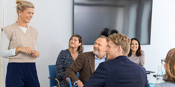 Medarbetare vid bord. Susanne Kronholm