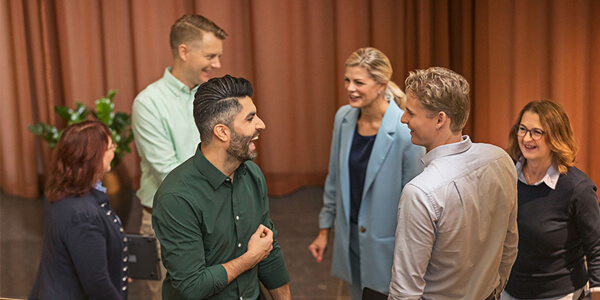 Medarbetare står och pratar.