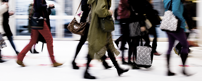 Människor i rörelse på stan
