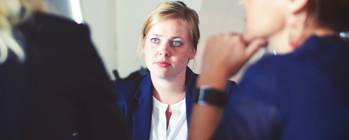 Kvinna i möte med två okända personer