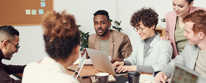 Personer diskuterar runt ett bord